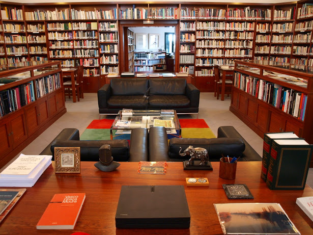Estanterías de la biblioteca personal de José Saramago con miles de libros organizados