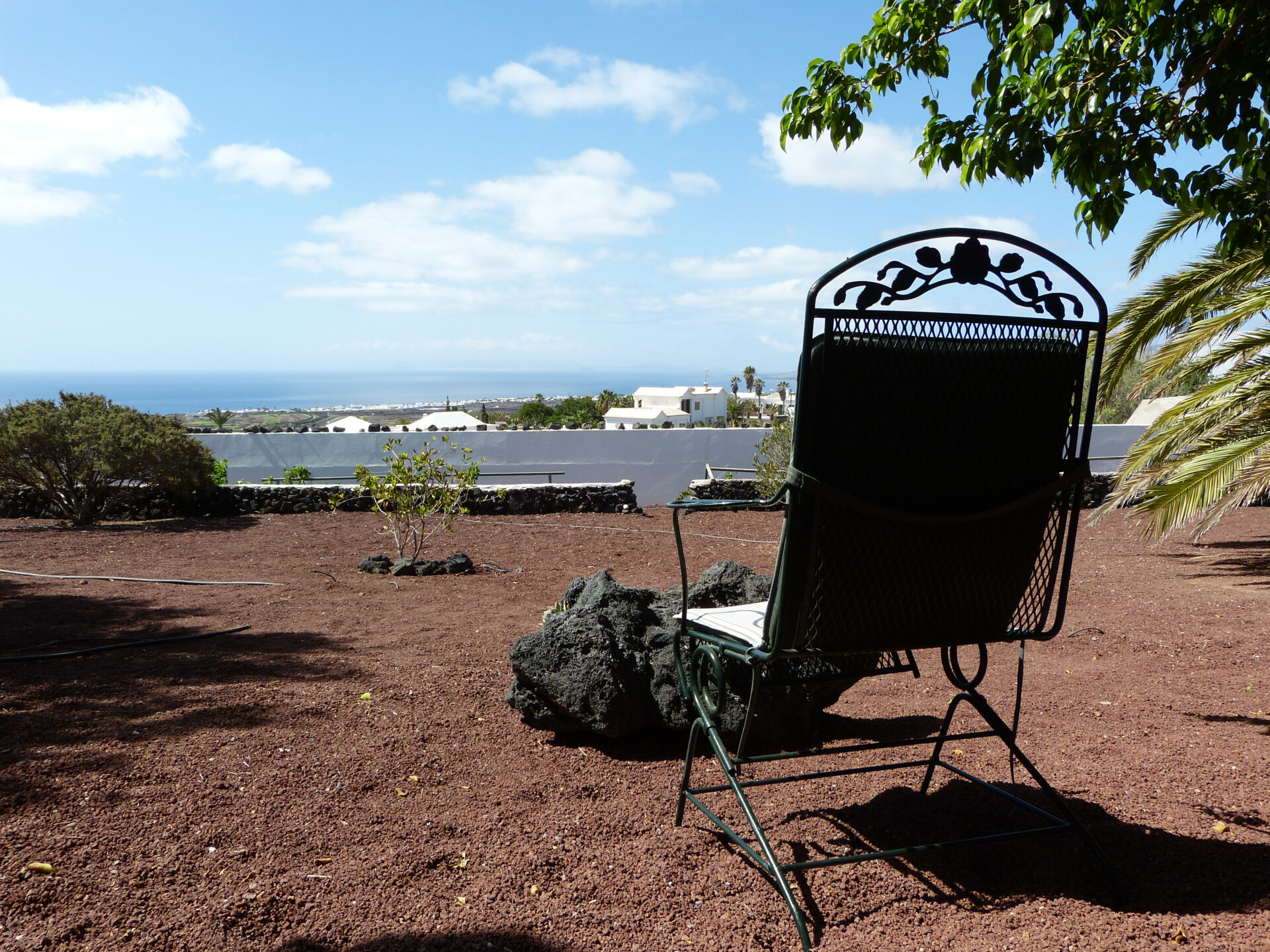 Jardín de la Casa Saramago con vegetación canaria y volcanes al fondo
