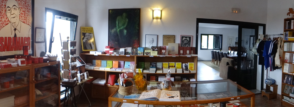 Tienda del museo con libros y recuerdos de José Saramago