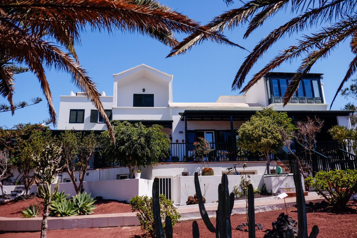 Fachada de la Casa Saramago con la entrada principal lista para la reapertura