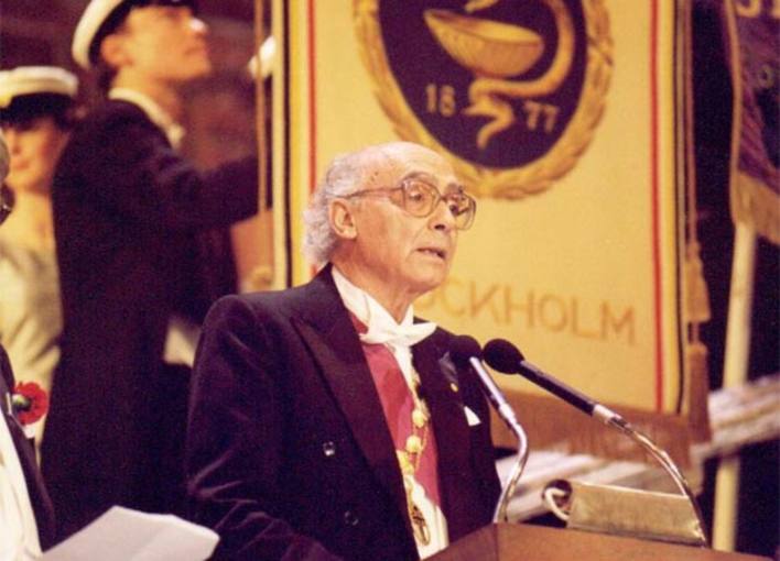 José Saramago recibiendo el Premio Nobel de Literatura, 1998